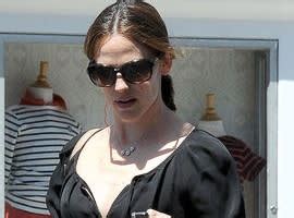 jennifer garner boobs|Oh My! Jennifer Garner Flashes Nipple In Sheer Top While Out。